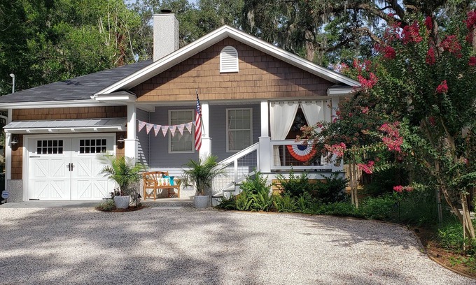 Saint Simons Heights Cottage | Relaxed Coastal Living! Family-sized cottage near everything.