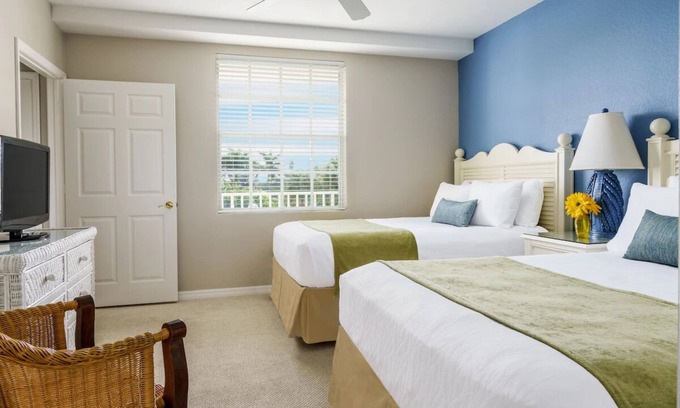 Marco Island Hotel | Relaxed Island Stay, Classic Olde Marco Inn 2BR Suite near Dining