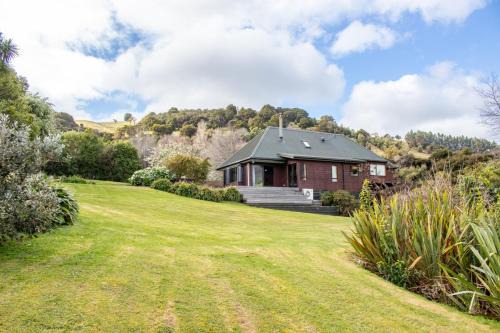 Akaroa House | Relaxed Kiwi Bach Over Akaroa Harbour - Port Watch