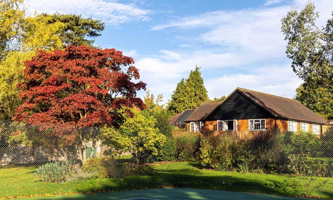 Yalding Cottage | Relaxed Rosemary Cottage Stay with Gardens, Tennis & Family Fun
