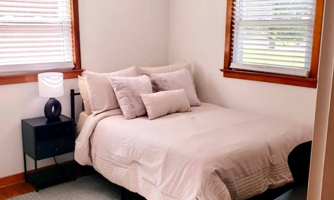 Camp Hill House | Relaxing 1-bedroom in a shared house Camp Hill with AC & working space