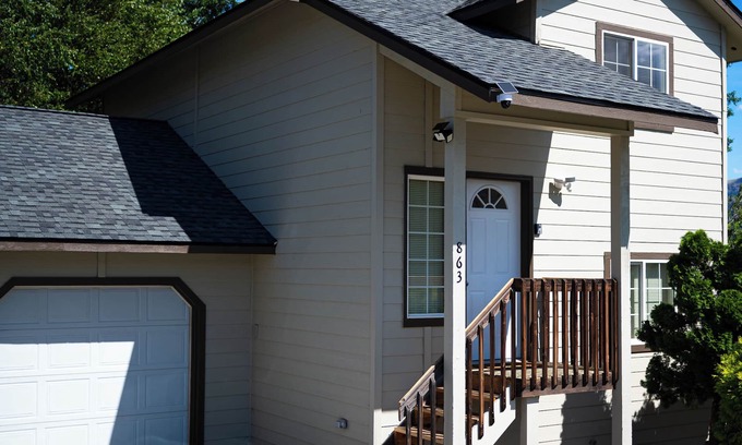 East Wenatchee House | Relaxing 2-Bedroom Home with Private Deck in East Wenatchee