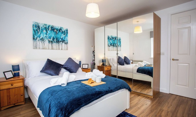Newcastle-upon-Tyne Apartment | Relaxing 2BR Central Flat: Near Train & Fast WiFi!