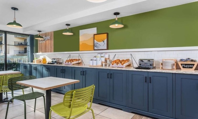 Hilton Head Island Hotel | Relaxing 4 Room Queen Accommodations Near Beach Park! Pool & Gym Access!