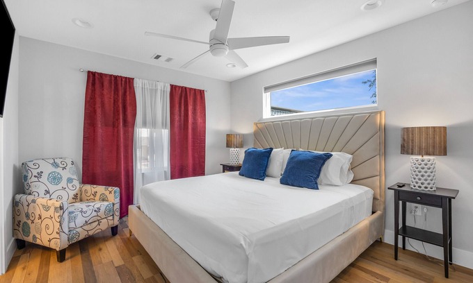 University Hills and Windsor Park House | Relaxing 4BR Stay - 5 Mins to DT - Quiet & Central!