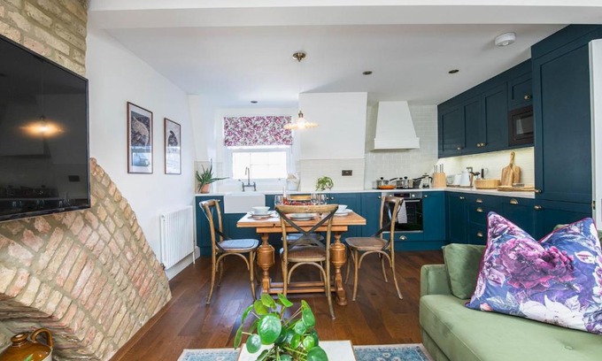 Munster Apartment | Relaxing Balcony Getaway in Fulham & Hammersmith Pass The Keys