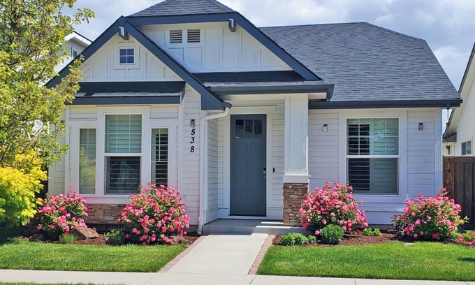 Meridian House | Relaxing Centrally Located Meridian Home