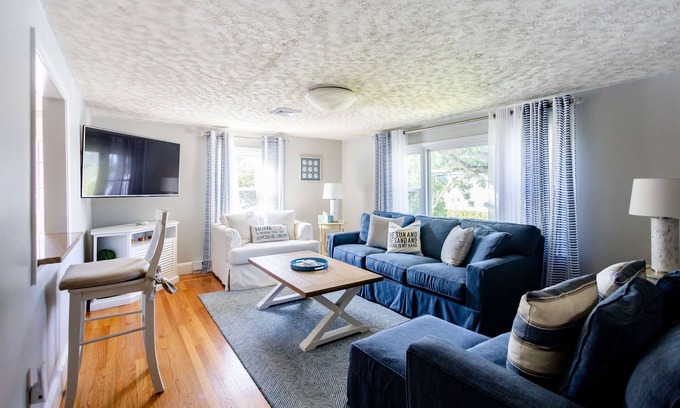 Newport East House | Relaxing Charmer Near Newport ; super cozy, clean & great for groups!