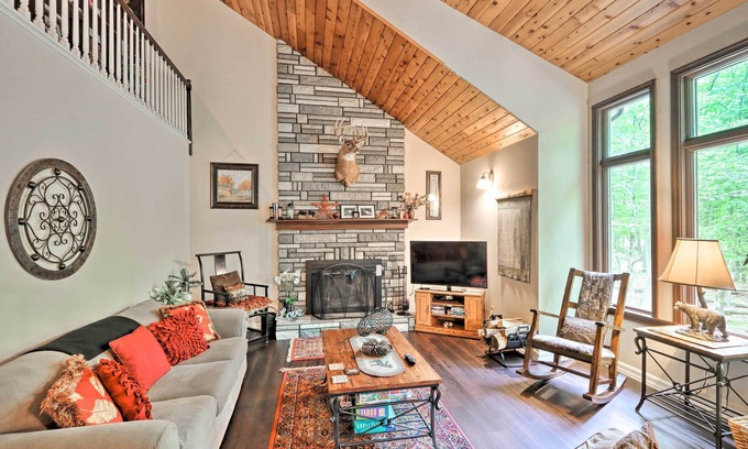 Sybertsville Cottage | Relaxing Eagle Rock Resort Home - 1 Block to Lake!