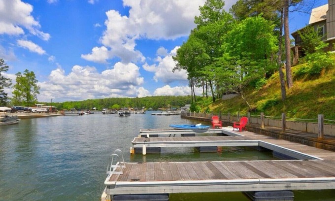 Dadeville House | Relaxing Family Getaway - Dock, Kayaks, Fishing