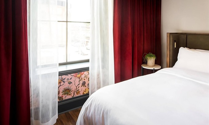 Riverside Hotel | Relaxing Getaway! On-Site Bar and Café, Minutes to Yonge-Dundas Square