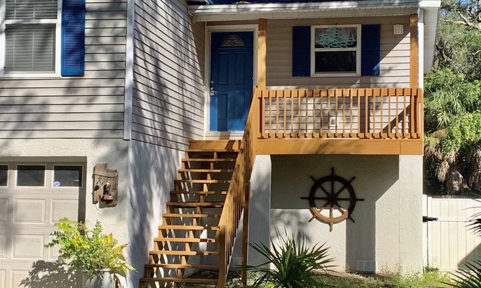 Tarpon Springs House | RELAXING GETAWAY THAT STILL FEELS LIKE HOME.