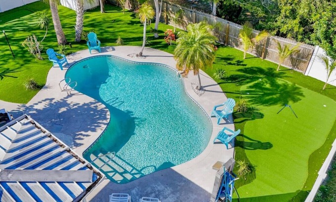 Largo Apartment | Relaxing home Mini-Golf/heated pool 2/2