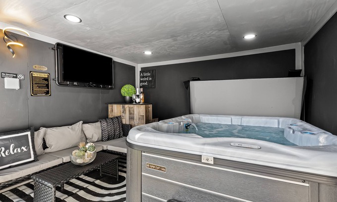 Ferndale House | Relaxing~ Hot Tub ~ Hideout with Home Theatre ~ Arcade games ~ & Pool Table!