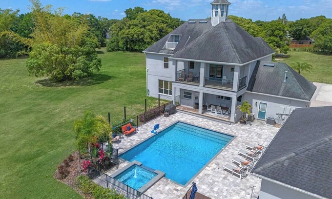 Saint Cloud House | Relaxing in the cloud