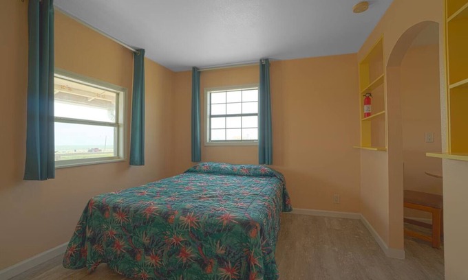 North Beach Hotel | Relaxing Queen Room by USS Lexington – Pet Friendly w/Free Parking