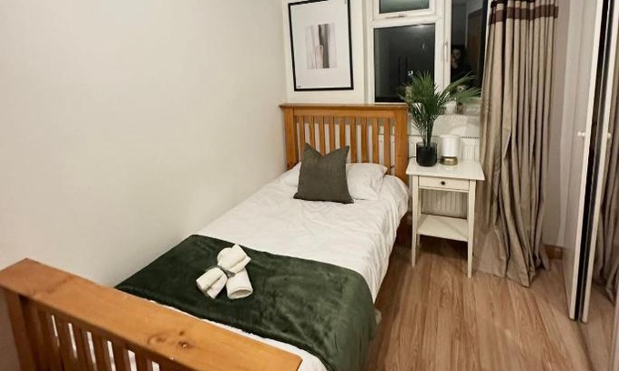 East Acton House | Relaxing Room in Spacious House