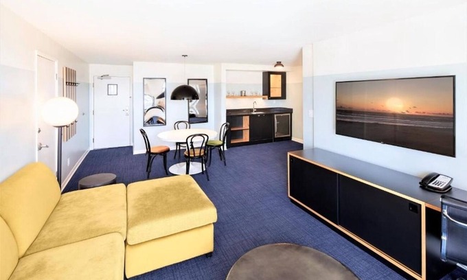 Venice Hotel | Relaxing Room in the Heart of Venice Beach | Balcony | Free Breakfast | Rooftop