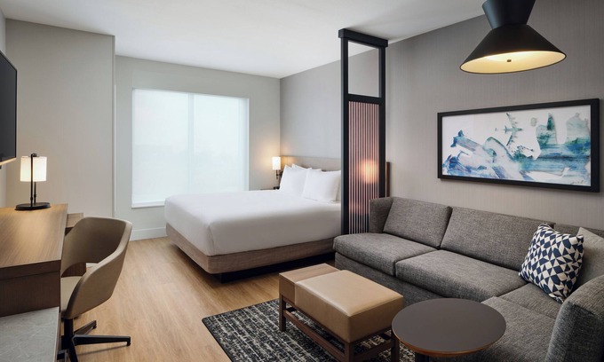 Melbourne Hotel | Relaxing Spot: Modern Room w/Free Breakfast | 5-Min Walk to Airport