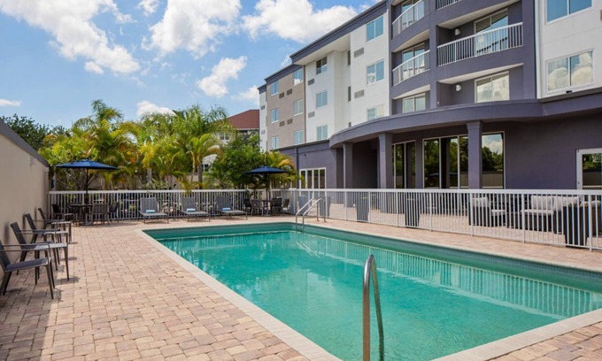 Oldsmar Hotel | Relaxing Stay! Poolside Comfort Near Tampa’s Top Attractions