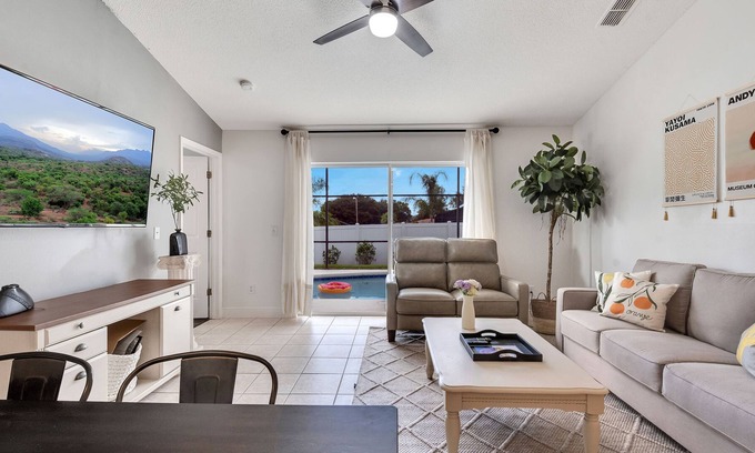 Wellington House | Relaxing Stay: Private Pool,King size master,Mins to Eateries, 15 to Attractions