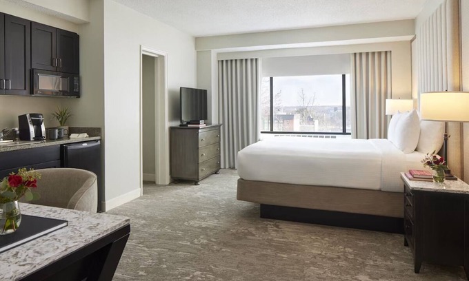 Capitol Hill Hotel | Relaxing Suite Stay w/Kitchenette | 3 Pet Friendly Units w/Parking!