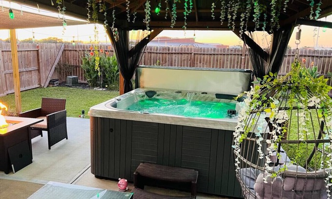 Clodine House | Relaxing with luxury Hot Tub for Houston Trip