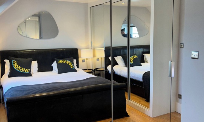 Oval Apartment | Remarkable 2-bed House in London