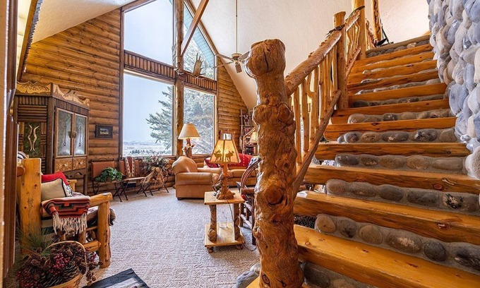 Cody Cabin | Remarkable views of Cody & the surrounding mountains, few mins to Downtown Cody.