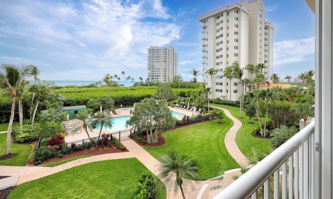 Park Shore Condo | Remodeled 2 bedroom Beachfront condo with wet bar - CL0102