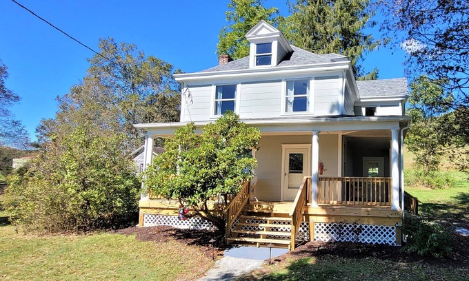 Farmington Other | Remodeled Farmhouse with quick Access to Ohiopyle Area