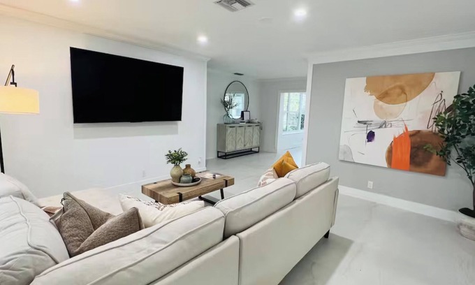Hunt Club House | Remodeled Palm Haven Escape, Movie Room, Backyard