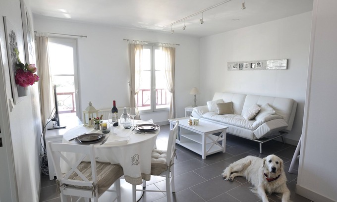 Honfleur Apartment | Remodeled waterfront romantic apartment downtown Honfleur. Panoramic sights
