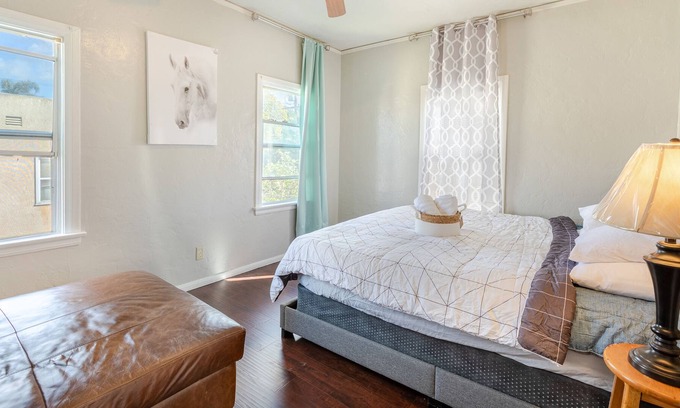 South Wrigley Apartment | Remodelled Apartment 5 Miles to Beach