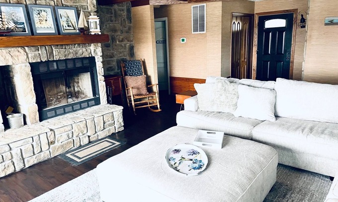 Eureka Springs House | Remote Beaver Lake Home with Stunning View
