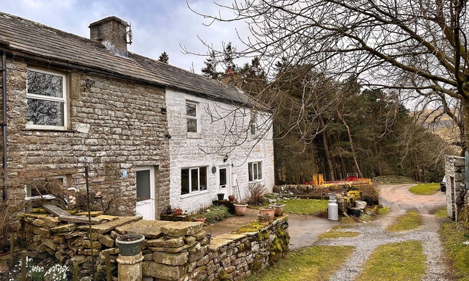 Arkengarthdale Cottage | Remote Cottage on the grounds of a working farm with central heating, smart TV and WiFI.