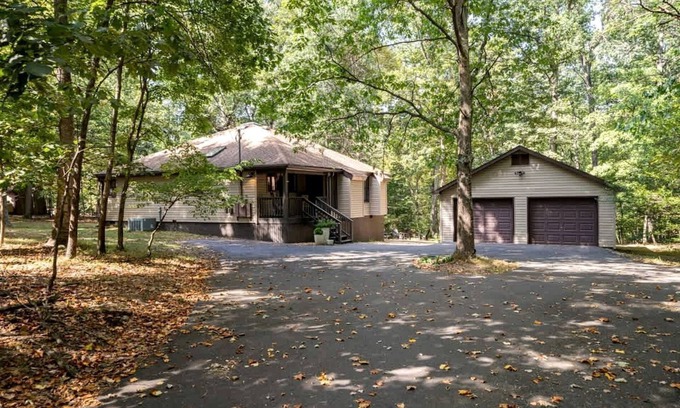 The Woods Cabin | Remote, Pet Friendly Mountain Cabin with Fire Pit and Pool Access, Perfect for a Getaway to Shenandoah National Park