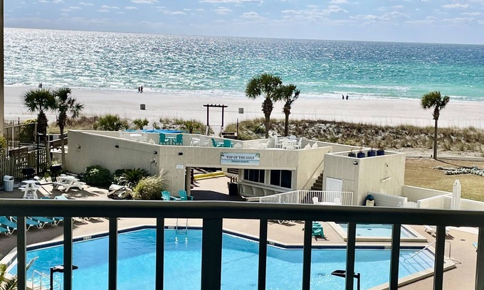 Panama City Beach Apartment | Renovated 2022 Oceanfront Studio TOG BEACHCHAIRS UMBRELLA thru October