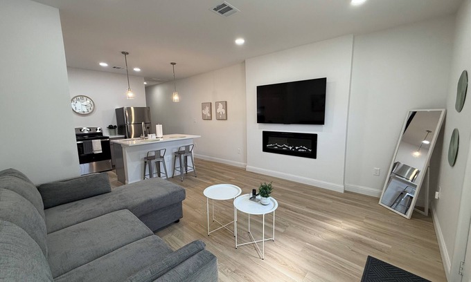 Oak Cliff House | Renovated 2BR/1BA Duplex Unit in Bishop Arts