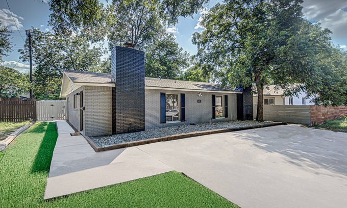 Barton Hills House | Renovated 4 BDRM Duplex w/POOL Prime Location on S Lamar