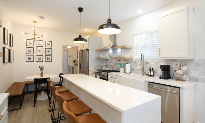 Westfort House | Renovated 4BR & 3Bath Sleeps 11, Hot Tub, Mini Golf, 0.5 mi to Pearl