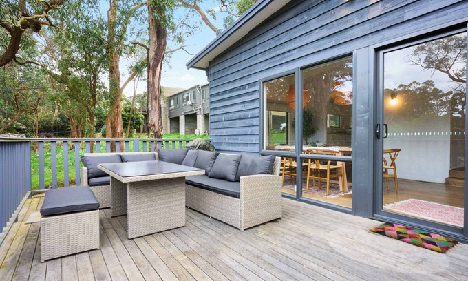 Red Hill House | Renovated 5-Bedroom Retreat with Deck & Fireplace