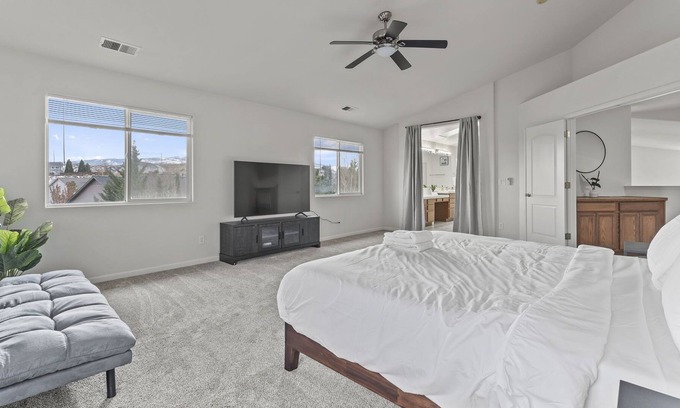 Northwest Reno House | Renovated 5BD/3BA Reno/Tahoe Getaway
