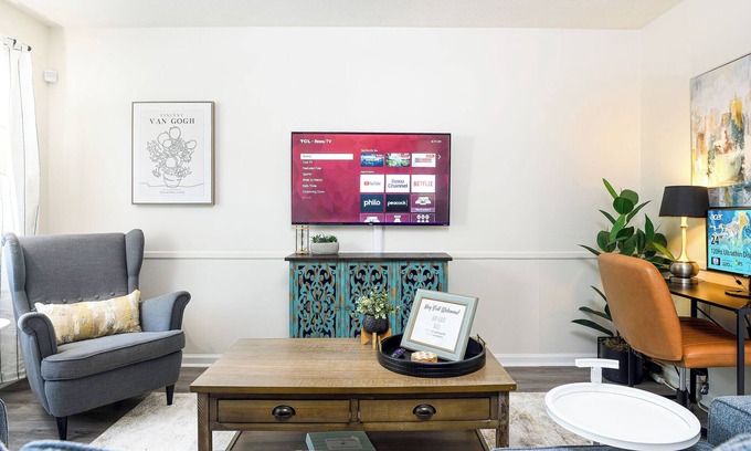 High Point House | RENOVATED, 6min Furniture Market, FENCED Yard, 2Min HPU, Smart TVs, Dog Friendly