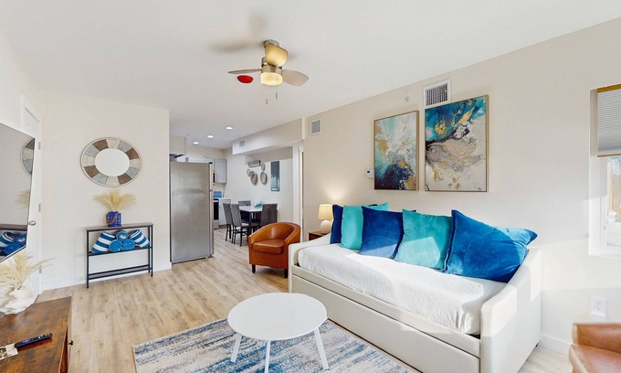 Del Mar Apartment | Renovated apartment with full kitchen, WIFI and close to beach