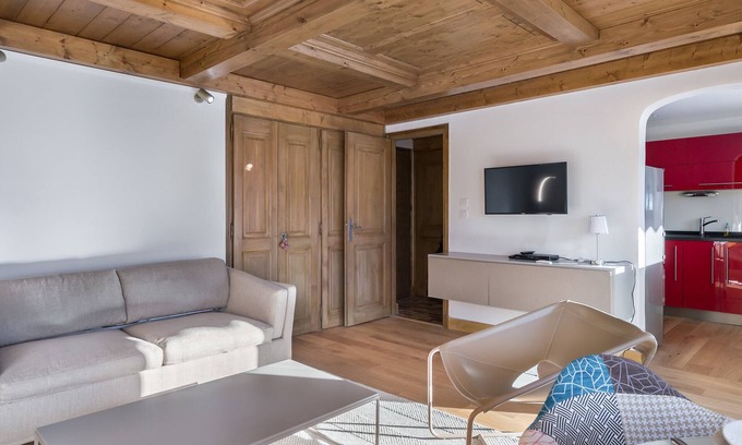Le Planellet Apartment | Renovated apartment with balcony and parking near the slopes in Megève