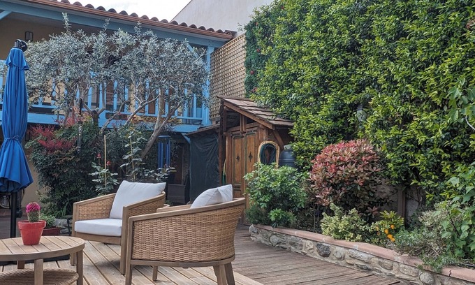 Prades Cottage | Renovated barn with garden access