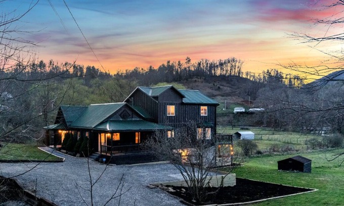 Roan Mountain Cabin | Renovated cabin with Jacuzzi 6 Acres on the river, family-friendly