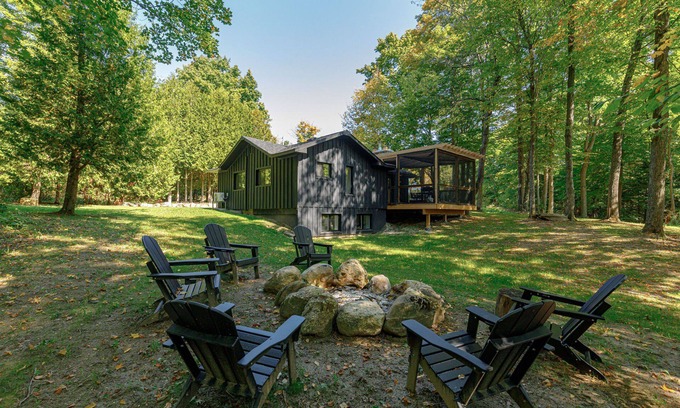 The Blue Mountains House | Renovated Cottage in Wild Forest + Hot Tub