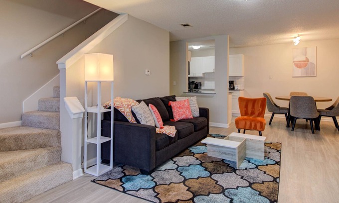 East Riverside - Oltorf Apartment | Renovated, Cozy 2B | Comfy King Beds, Fast WiFi